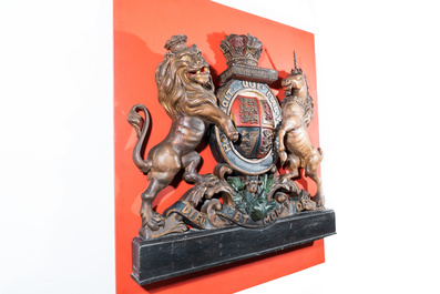 Een groot gepolychromeerd houten koninklijk wapen van het Verenigd Koninkrijk, 19e eeuw