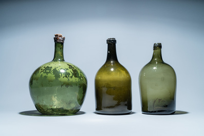 Drie grote groene glazen flessen, 18e eeuw
