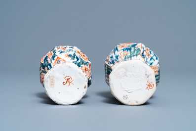 Un vase couvert, un sabot et une paire de petits vases couverts en fa&iuml;ence de Delft, 18/19&egrave;me