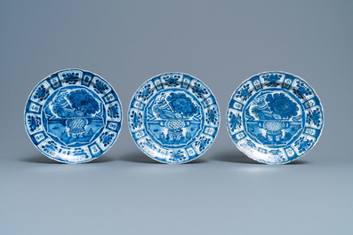 Trois plats en fa&iuml;ence de Delft en bleu et blanc &agrave; d&eacute;cor d'une chinoiserie de style Wanli, d&eacute;but du 18&egrave;me