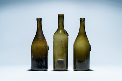 Three green glass wine bottles with crowned seals, 18/19th C.