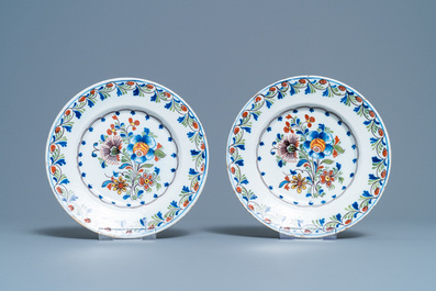 Trois paires d'assiettes en fa&iuml;ence polychrome de Delft, 18&egrave;me