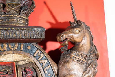 Un grand blason en bois sculpt&eacute; et polychrom&eacute; aux armoiries royales du Royaume-Uni, 19&egrave;me