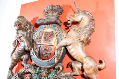 Un grand blason en bois sculpt&eacute; et polychrom&eacute; aux armoiries royales du Royaume-Uni, 19&egrave;me