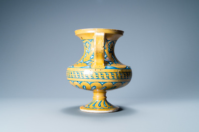 Un vase inscrit 'Maria' de forme balustre &agrave; deux anses en majolique &agrave; &eacute;mail lustr&eacute;, Deruta, Italie, 1&egrave;re moiti&eacute; du 16&egrave;me