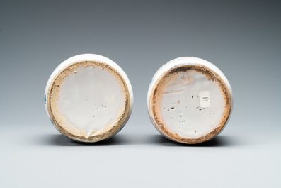 Une paire de pots de pharmacie de type albarello en fa&iuml;ence de Delft en bleu et blanc, 18&egrave;me