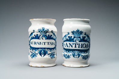 Deux pots de pharmacie de type albarello en fa&iuml;ence de Delft en bleu et blanc, 18&egrave;me