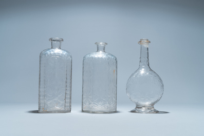 Drie geslepen glazen flessen, wellicht Luik, 18/19e eeuw