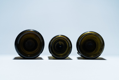 Drie groene glazen wijnflessen met gekroonde zegels, 18/19e eeuw