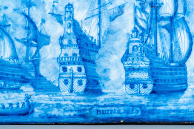 Une plaque en fa&iuml;ence d'Utrecht en bleu et blanc figurant la Bataille des Downs, vers 1800