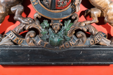 Un grand blason en bois sculpt&eacute; et polychrom&eacute; aux armoiries royales du Royaume-Uni, 19&egrave;me