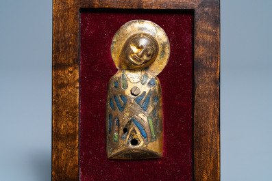 Een verguld koperen en champlev&eacute; emaille plaquette met de Heilige Maagd, Limoges, Frankrijk, 13e eeuw