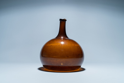 Een bruine glazen fles, 18e eeuw