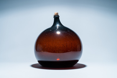 Une grande bouteille en verre brun, 18&egrave;me