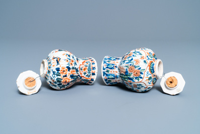 Un vase couvert, un sabot et une paire de petits vases couverts en fa&iuml;ence de Delft, 18/19&egrave;me