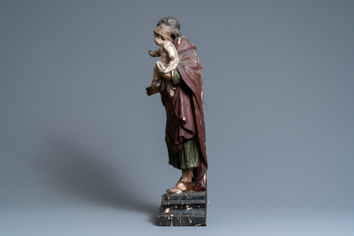 Een gepolychromeerde houten figuur van Sint-Jozef met kind, 2e helft 17e eeuw