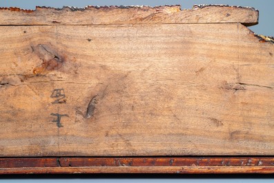 Een Chinees gestoken en verguld snijwerk op bijhorende pilaren, 19e eeuw