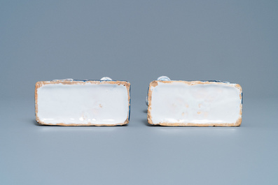 Une paire de tirelires en forme de chien en fa&iuml;ence polychrome de Delft, 18&egrave;me