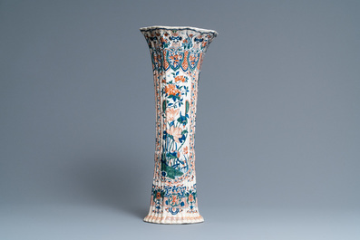Un grand vase en fa&iuml;ence de Delft en palette cachemire, ca. 1700