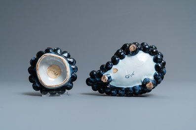 Une terrine couverte en forme d'une grappe de raisins en fa&iuml;ence polychrome de Delft, vers 1800