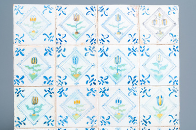 Vingt-quatre carreaux en fa&iuml;ence de Delft polychrome &agrave; d&eacute;cor de fleurs, 17&egrave;me
