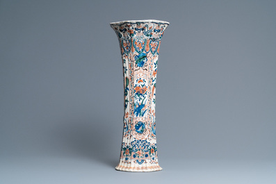Un grand vase en fa&iuml;ence de Delft en palette cachemire, ca. 1700