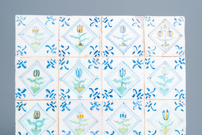Vingt-quatre carreaux en fa&iuml;ence de Delft polychrome &agrave; d&eacute;cor de fleurs, 17&egrave;me