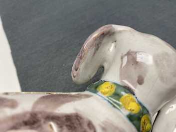Une paire de tirelires en forme de chien en fa&iuml;ence polychrome de Delft, 18&egrave;me