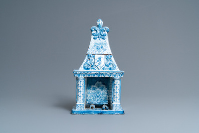 Une bo&icirc;te couverte en forme de chemin&eacute; en fa&iuml;ence de Delft en bleu et blanc, vers 1800