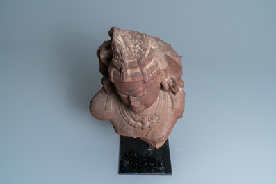 Een rode zandstenen buste van een hemelse nimf, Centraal-India, 10/11e eeuw
