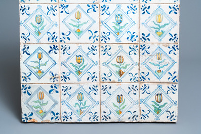 Vierentwintig polychrome Delftse tegels met bloemen in postzegelkwadraat, 17e eeuw