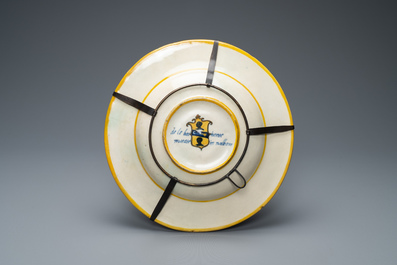 Een mythologische schotel in Italiaanse majolica met 'De transformatie van de maenaden' uit het Lanciarini servies, Urbino, 16e eeuw