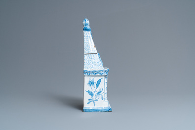 Une bo&icirc;te couverte en forme de chemin&eacute; en fa&iuml;ence de Delft en bleu et blanc, vers 1800