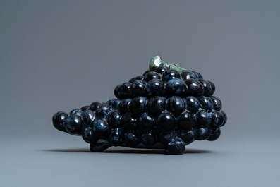 Une terrine couverte en forme d'une grappe de raisins en fa&iuml;ence polychrome de Delft, vers 1800
