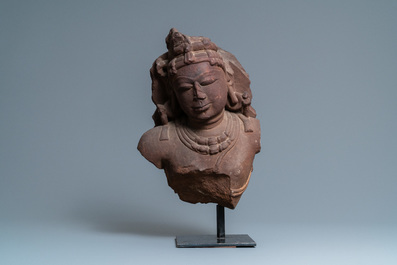 Un buste d'une nymphe c&eacute;l&eacute;ste en gr&egrave;s rouge, Inde Central, 10/11&egrave;me