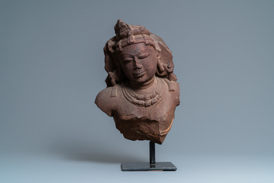 Un buste d'une nymphe c&eacute;l&eacute;ste en gr&egrave;s rouge, Inde Central, 10/11&egrave;me