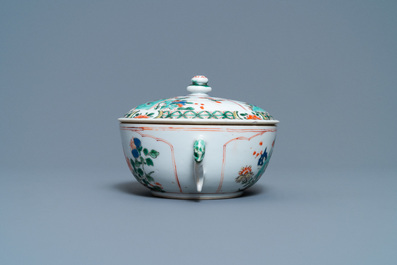 Une &eacute;cuelle couverte en porcelaine de Chine famille verte, Kangxi