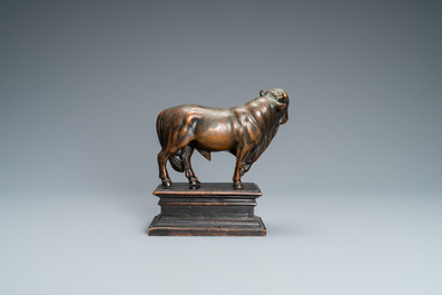 Toegeschr. aan Barth&eacute;l&eacute;my Prieur (Frankrijk, circa 1536-1611): een bronzen model van een stier met sporen van rode lak