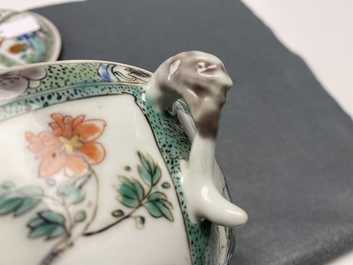 Une &eacute;cuelle couverte en porcelaine de Chine famille verte, Kangxi