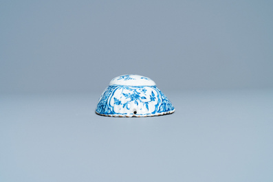 Een geribde blauw-witte Delftse borstelrug met chinoiserie decor, 18e eeuw