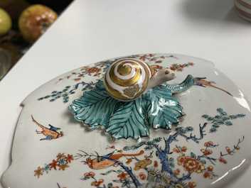 Een polychrome Delftse petit feu Kakiemon-stijl botervloot met een slak, 18e eeuw