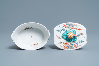 A Dutch Delft polychrome petit feu Kakiemon-style butter tub with a snail finial, 18th C.