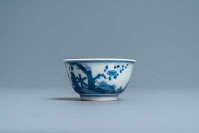 Deux assiettes et une tasse et soucoupe en porcelaine d'Arita en bleu et blanc, Japon, Edo, 17/18&egrave;me