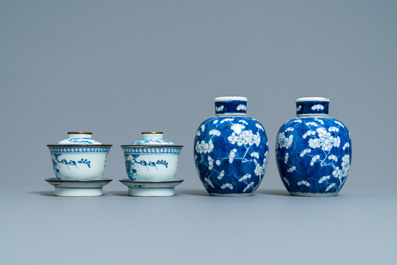 Een paar Chinese blauw-witte dekselkommen op voet en een paar dekselvaasjes, 19e eeuw