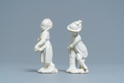 Une paire de figures d'un gar&ccedil;on et d'une fille en fa&iuml;ence blanche de Delft, 18&egrave;me