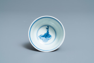 Deux assiettes et une tasse et soucoupe en porcelaine d'Arita en bleu et blanc, Japon, Edo, 17/18&egrave;me