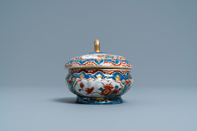 Een polychrome Delftse dor&eacute; kruidendoos met deksel, 1e kwart 18e eeuw