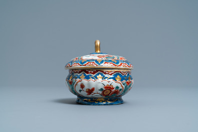 Une bo&icirc;te &agrave; &eacute;pices couverte en fa&iuml;ence de Delft polychrome et dor&eacute;e, 18&egrave;me