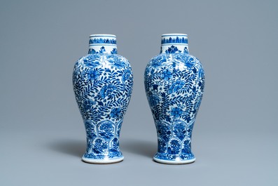 Une paire de vases en porcelaine de Chine bleu et blanc &agrave; d&eacute;cor floral, Kangxi
