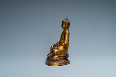 Een Sino-Tibetaanse vergulde bronzen figuur van Boeddha Shakyamuni, 18/19e eeuw